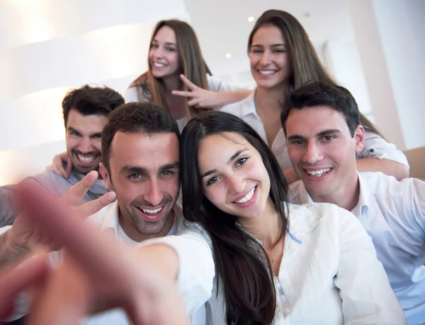 Grupo de amigos tomando selfie — Fotografia de Stock