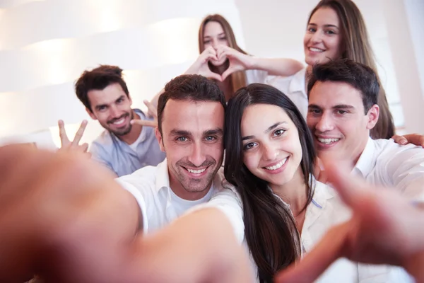 Selfie를 복용 하는 친구의 그룹 — 스톡 사진