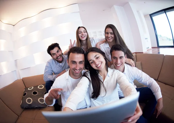 Gruppo di amici che scattano selfie — Foto Stock