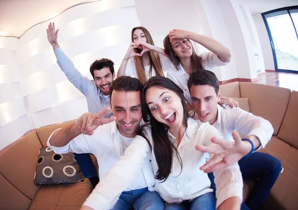 Skupina přátel s selfie — Stock fotografie