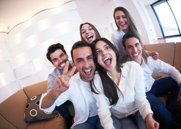 Grupp av vänner med selfie — Stockfoto