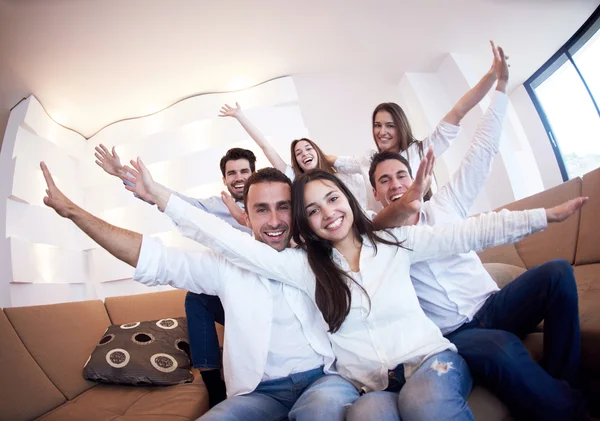 Groep vrienden nemen selfie — Stockfoto