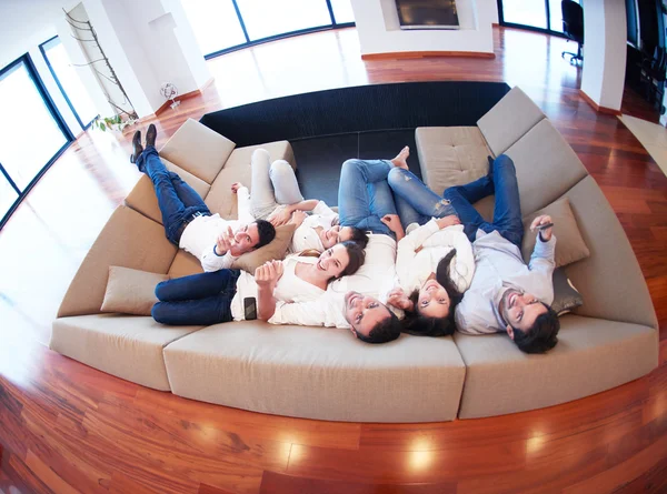 Grupo de amigos se relajan en casa — Foto de Stock