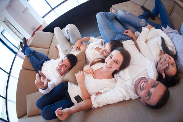 Amigos grupo ficar relaxado em casa — Fotografia de Stock