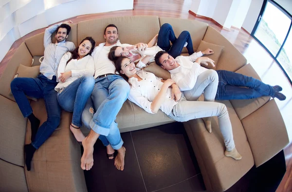 Amici gruppo ottenere rilassato a casa — Foto Stock