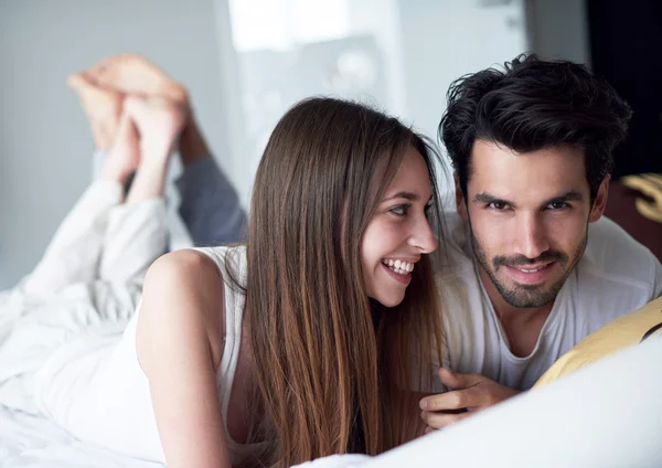 Paar ontspannen en plezier hebben in bed — Stockfoto