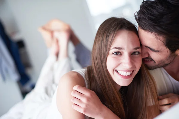 Casal relaxar e se divertir na cama — Fotografia de Stock