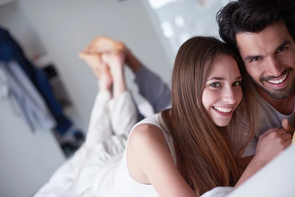 Casal relaxar e se divertir na cama — Fotografia de Stock