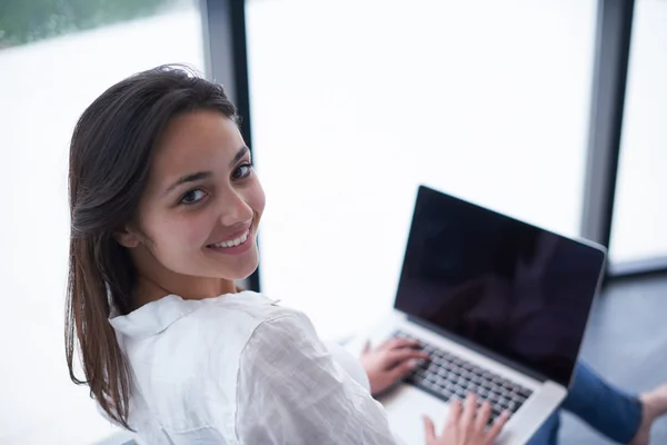 Rilassato giovane donna a casa che lavora sul computer portatile — Foto Stock