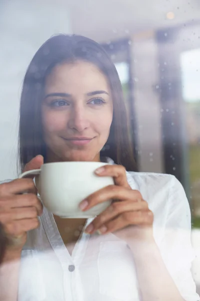 Bella giovane donna bere il primo caffè del mattino — Foto Stock