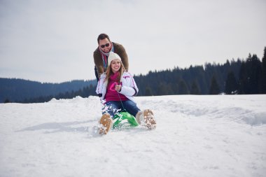 Genç çift Kış tatil taze gösteri eğleniyor