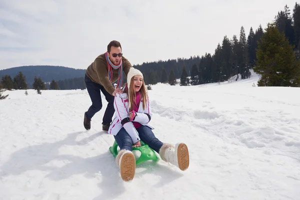 Junges Paar hat Spaß an frischer Show im Winterurlaub — Stockfoto