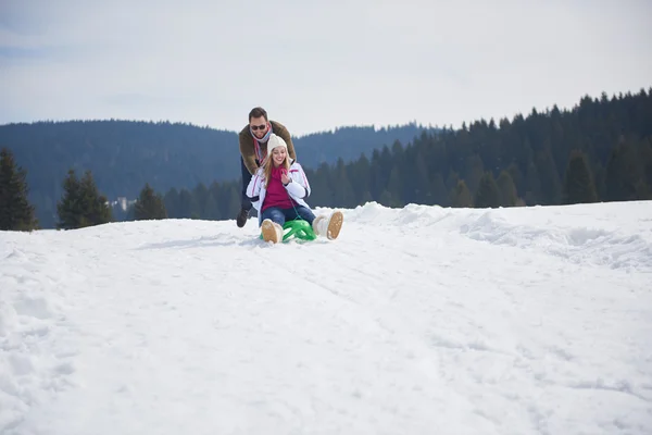 Genç çift Kış tatil taze gösteri eğleniyor — Stok fotoğraf