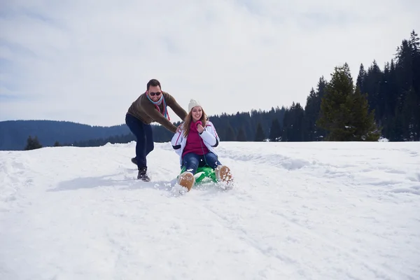 Ungt par att ha kul på färsk show på vintersemester — Stockfoto