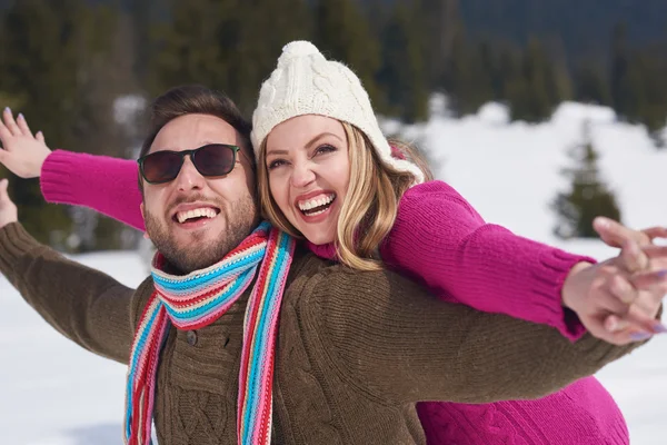 Giovane coppia divertirsi in mostra fresca in vacanza invernale — Foto Stock