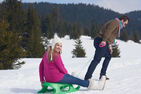 Joven pareja divirtiéndose en fresco espectáculo en invierno vacaciones — Foto de Stock