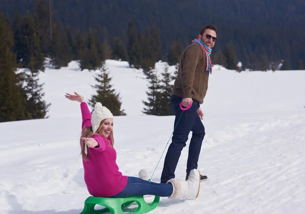 Młoda para zabawy na świeże Pokaż na ferie zimowe — Zdjęcie stockowe