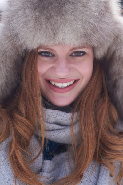 Schöne junge Frau mit rotem Haar in Schneelandschaft — Stockfoto