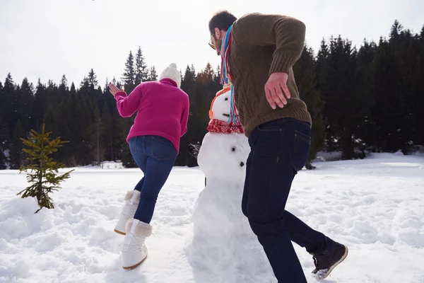 Feliz família edifício boneco de neve — Fotografia de Stock