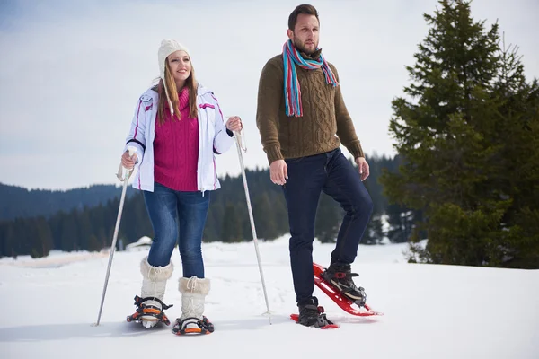 Пара розважається і ходить у сніжному взутті — стокове фото