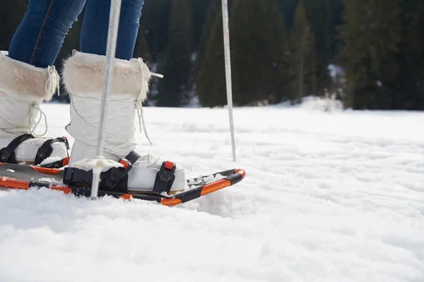 Mujer caminando en zapatos de nieve — Foto de Stock