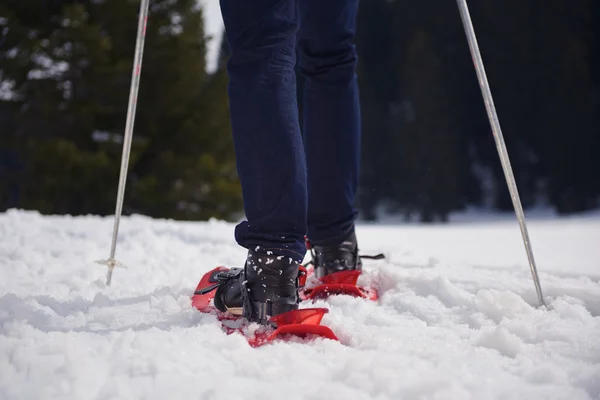 Homem se divertindo e andando em sapatos de neve — Fotografia de Stock