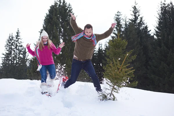 Pár pro zábavu a procházky v sněžnice — Stock fotografie