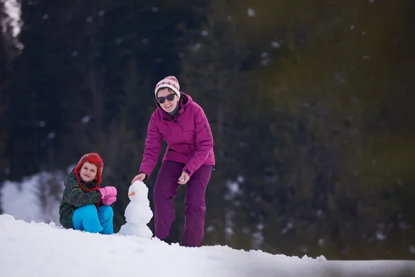 Mutlu aile bina kardan adam — Stok fotoğraf