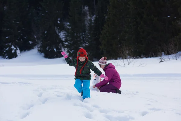 Feliz família edifício boneco de neve — Fotografia de Stock