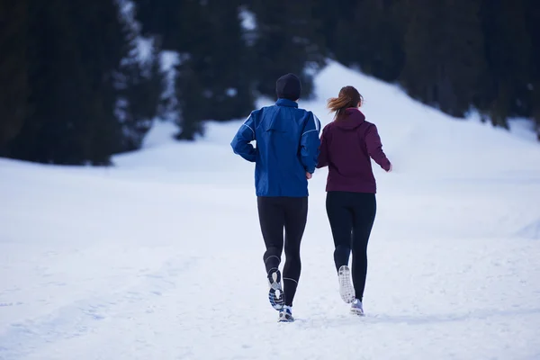 Pár jogging venku na sněhu — Stock fotografie