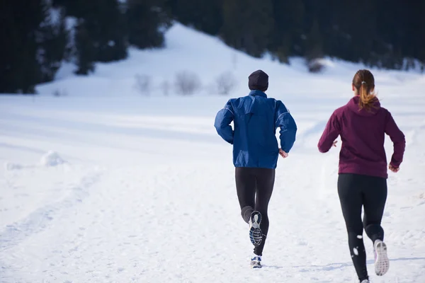 Ein Gesundes Junges Paar Joggt Draußen Auf Schnee Wald Sportler — Stockfoto