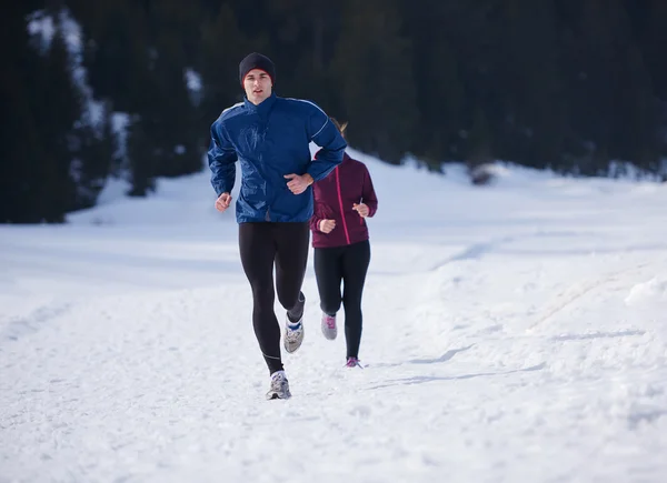 Jeune Couple Bonne Santé Faisant Jogging Dehors Sur Neige Forêt — Photo