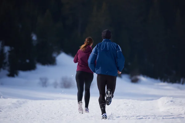 Ein Gesundes Junges Paar Joggt Draußen Auf Schnee Wald Sportler — Stockfoto