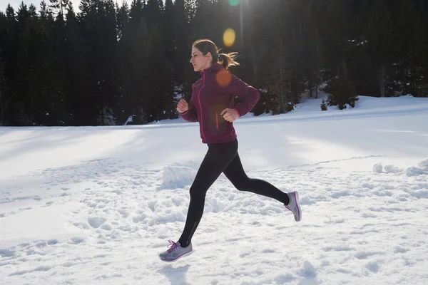 Yougn nő a havat az erdőben kültéri jogging — Stock Fotó