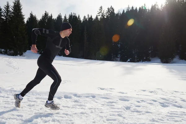 Joggen op sneeuw in bos — Stockfoto