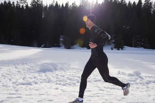 Joggen op sneeuw in bos — Stockfoto