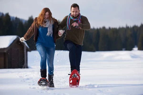 Happy Νεαρό Ζευγάρι Διασκέδαση Και Περπάτημα Στα Παπούτσια Χιονιού Ρομαντικό — Φωτογραφία Αρχείου