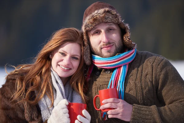 Paar warme thee drinken op winter — Stockfoto