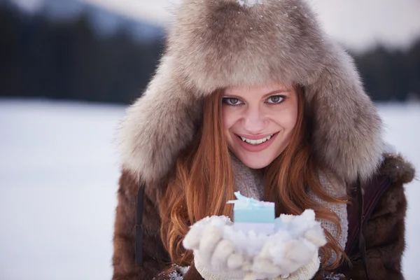 Girl with gift at winter scene — Stock Photo, Image