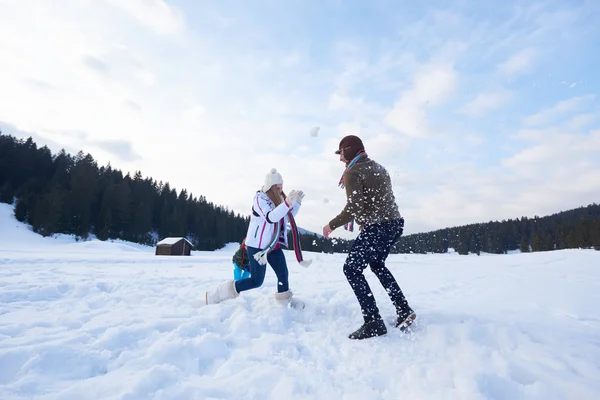 Ευτυχισμένη οικογένεια που παίζουν μαζί στο χιόνι το χειμώνα — Φωτογραφία Αρχείου