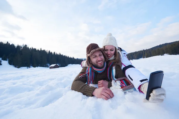 Romantisches Paar, das Spaß im frischen Schnee hat und Selfie macht — Stockfoto