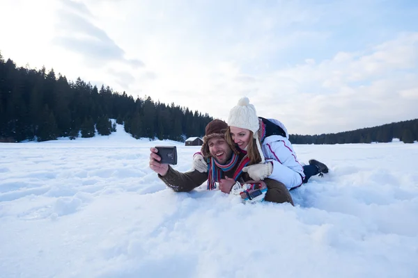 浪漫的情侣有新鲜的雪和以自拍照的乐趣 — 图库照片