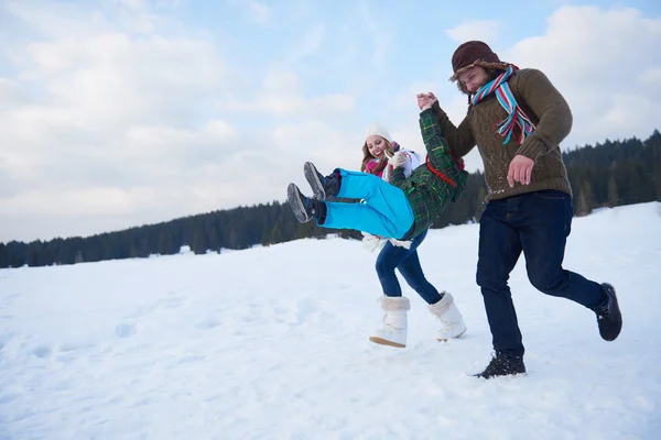 Glückliche Familie spielt im Winter zusammen im Schnee — Stockfoto