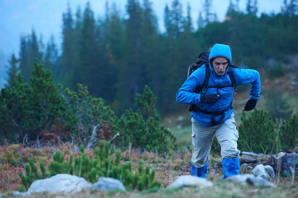 Advanture man with backpack hiking — Stock Photo, Image