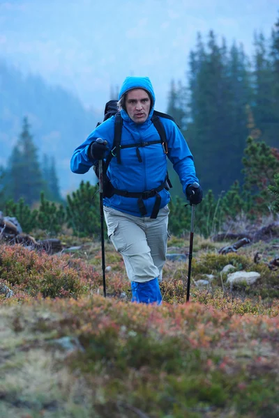 Ventaja hombre con mochila senderismo — Foto de Stock