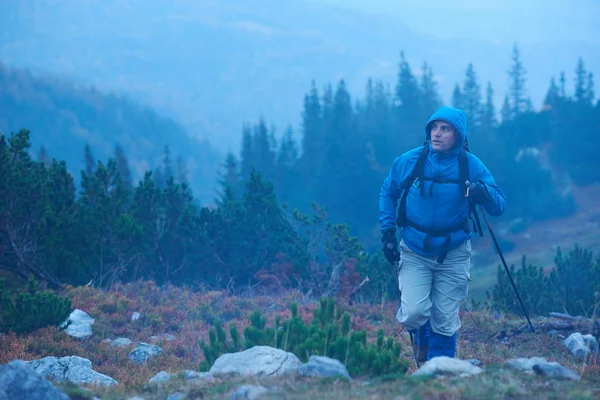 Advanture man with backpack hiking — Stock Photo, Image