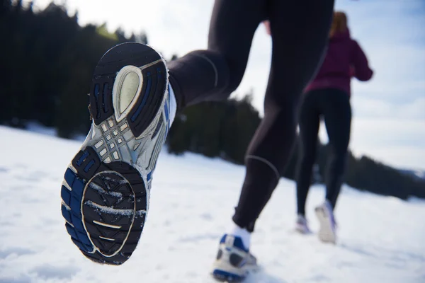 Jovem Casal Saudável Correndo Fora Neve Floresta Atleta Correndo Belo — Fotografia de Stock