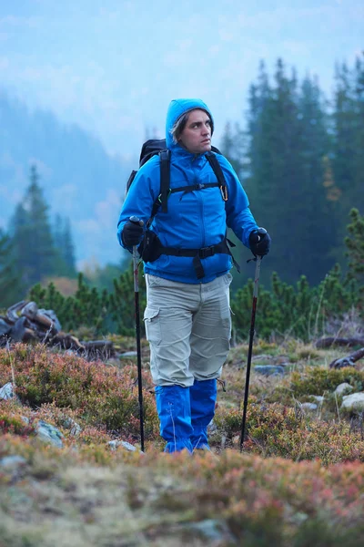 Homem vantagem com mochila caminhadas — Fotografia de Stock