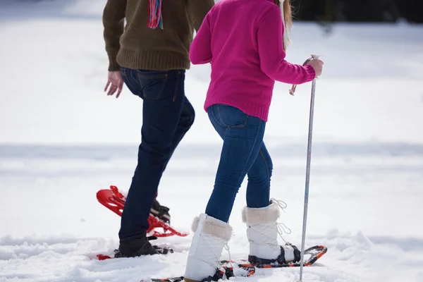 Szczęśliwa Młoda Para Zabawy Spacery Śniegu Odkryty Przyrodzie Piękny Zimowy — Zdjęcie stockowe