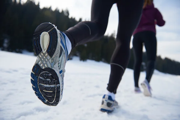 Pár jogging venku na sněhu — Stock fotografie